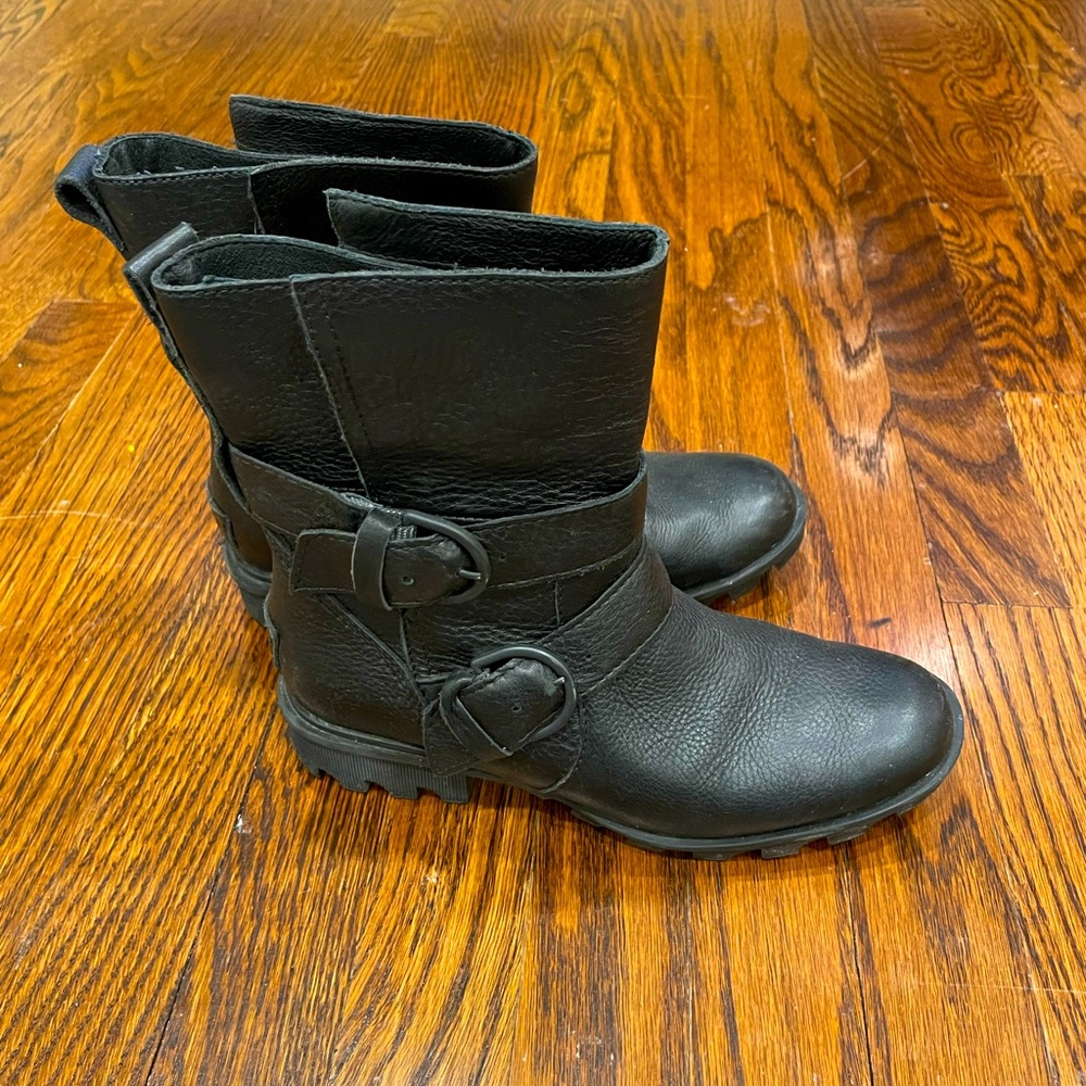 Sorel Black leather strap boots size 7.5